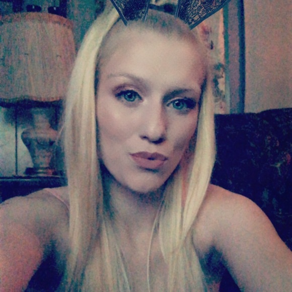 Meet your Posher, Selena - Picture 1 of 1